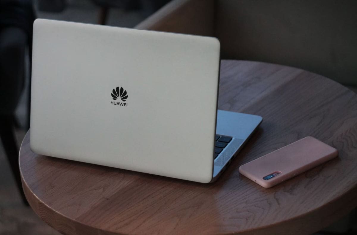 Becas Huawei: Estudiantes chilenos podrán hacer pasantía de talento digital en universidad de la empresa china