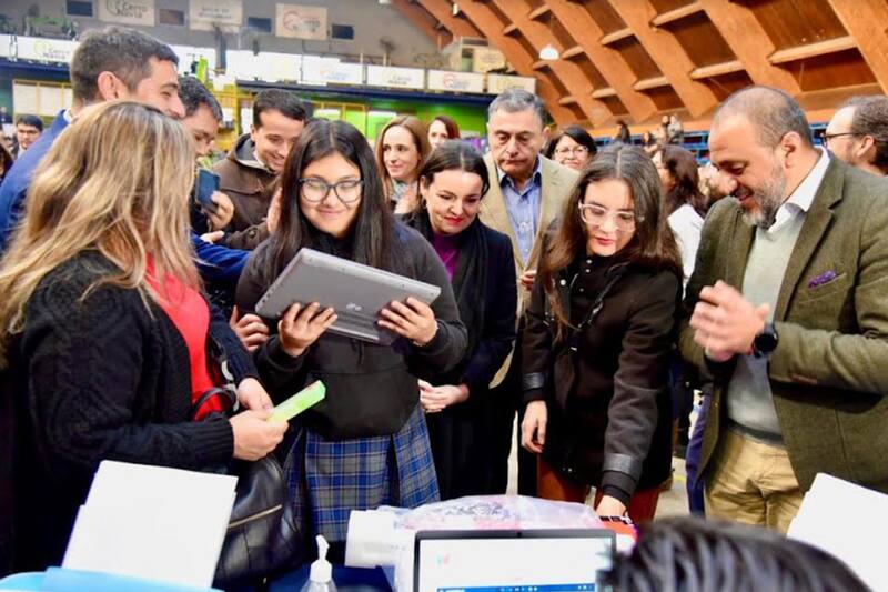 El set de las Becas TIC 2023 incluye un computador. Créditos: Junaeb