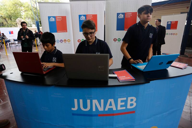 Las Becas TIC buscan acortar la brecha tecnológica entre establecimientos educacionales. Crédito: Agencia Aton.