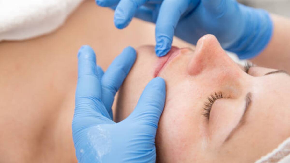 ¿Por qué no es bueno usar vaselina en tu rutina de belleza? Te lo contamos