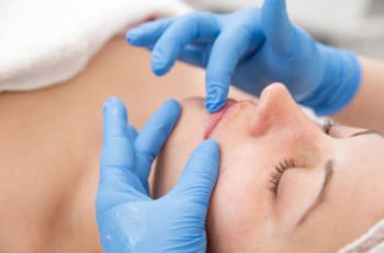 ¿Por qué no es bueno usar vaselina en tu rutina de belleza? Te lo contamos