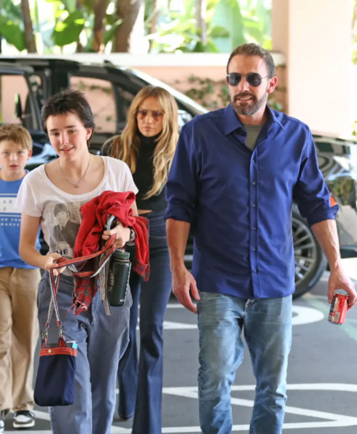 Una de las imagenes que tomaron en la salida de Ben Affleck y Jennifer Lopez junto a sus hijos.