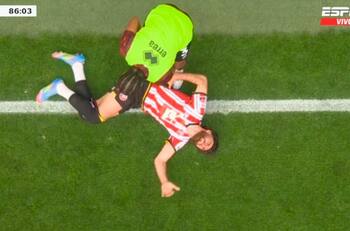 Duró 15 minutos: así fue la fuerte entrada que lesionó a Ben Brereton en final por el ascenso