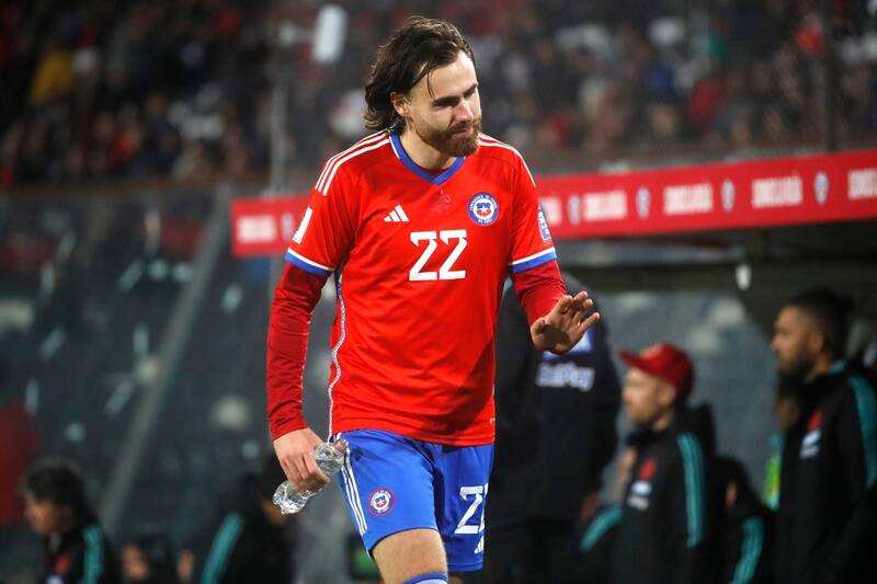 abandonando el campo en partido de La Roja ante Colombia.