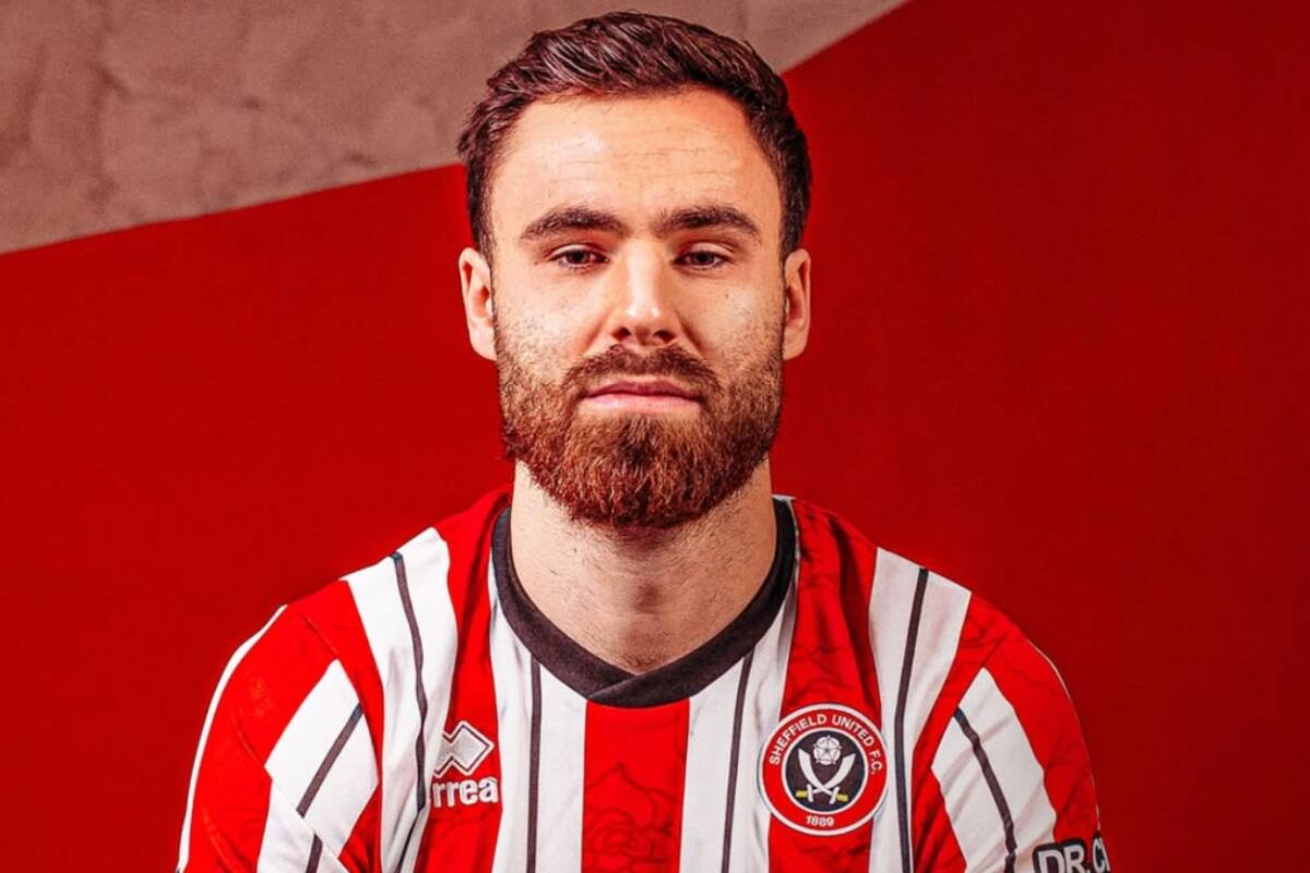 con la camiseta del Sheffield.