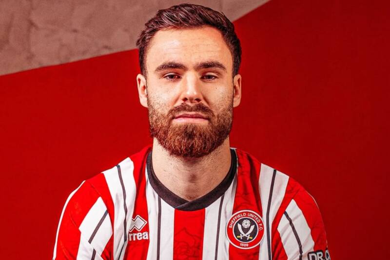 con la camiseta del Sheffield.