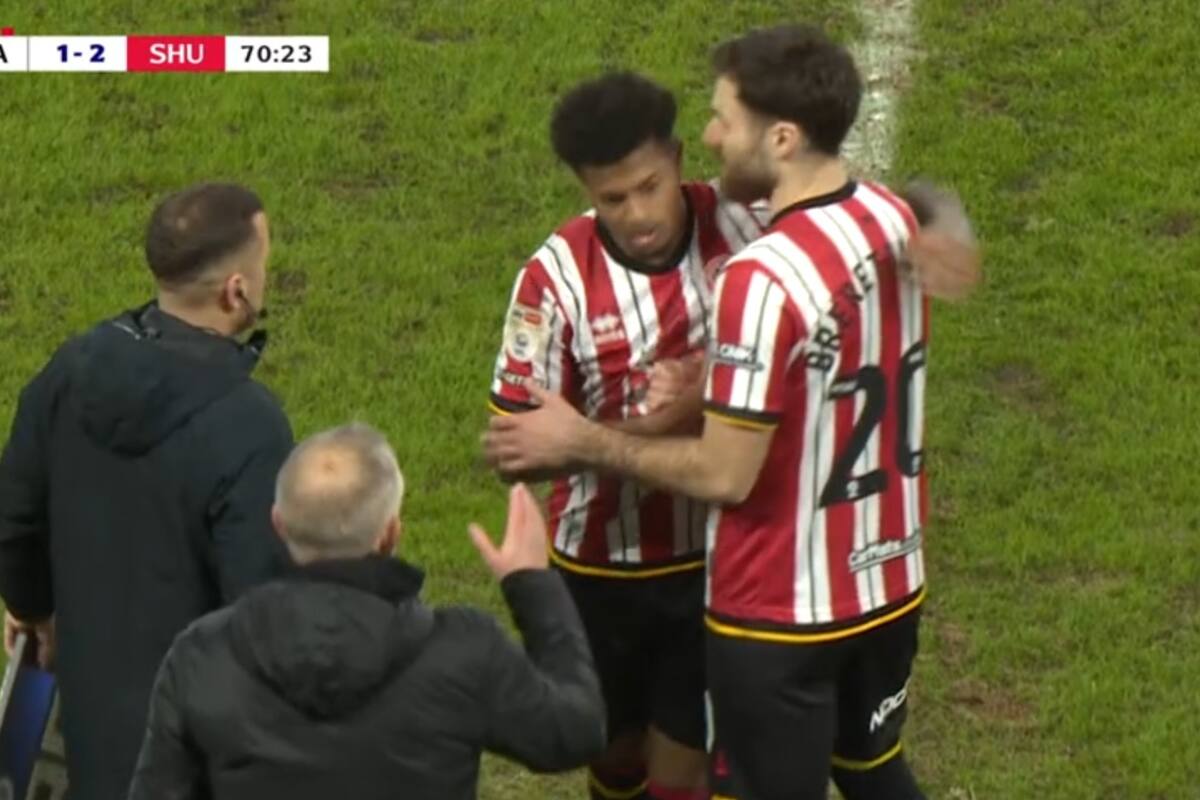 jugó sus primeros minutos de regreso en el Sheffield United.