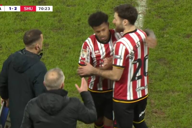 jugó sus primeros minutos de regreso en el Sheffield United.