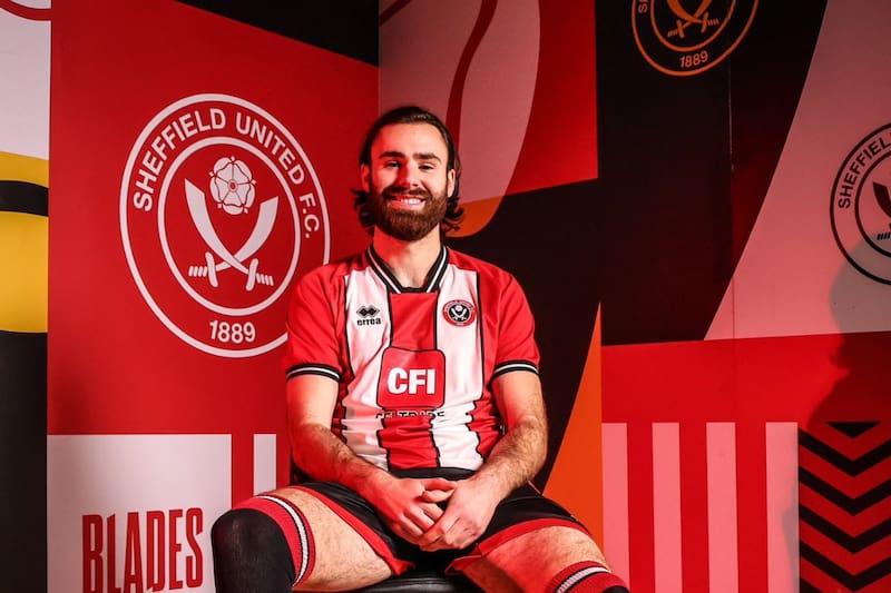 El delantero posa con la camiseta del Sheffield United, su primer club en la Premier League. Foto: Sheffield United.