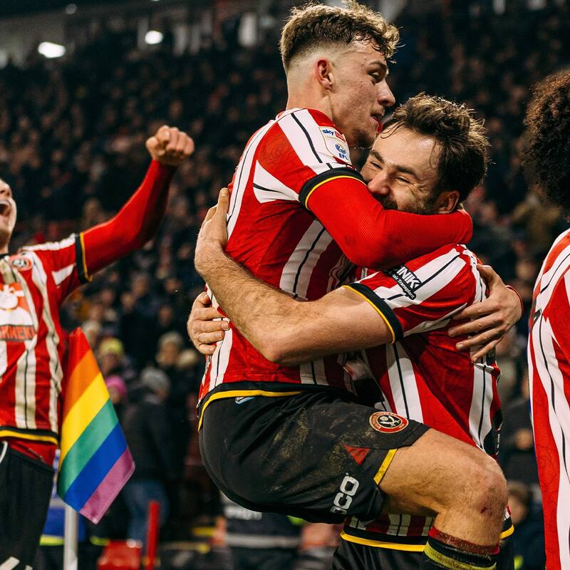 El chileno celebrando su último gol con la camiseta del Sheffield.