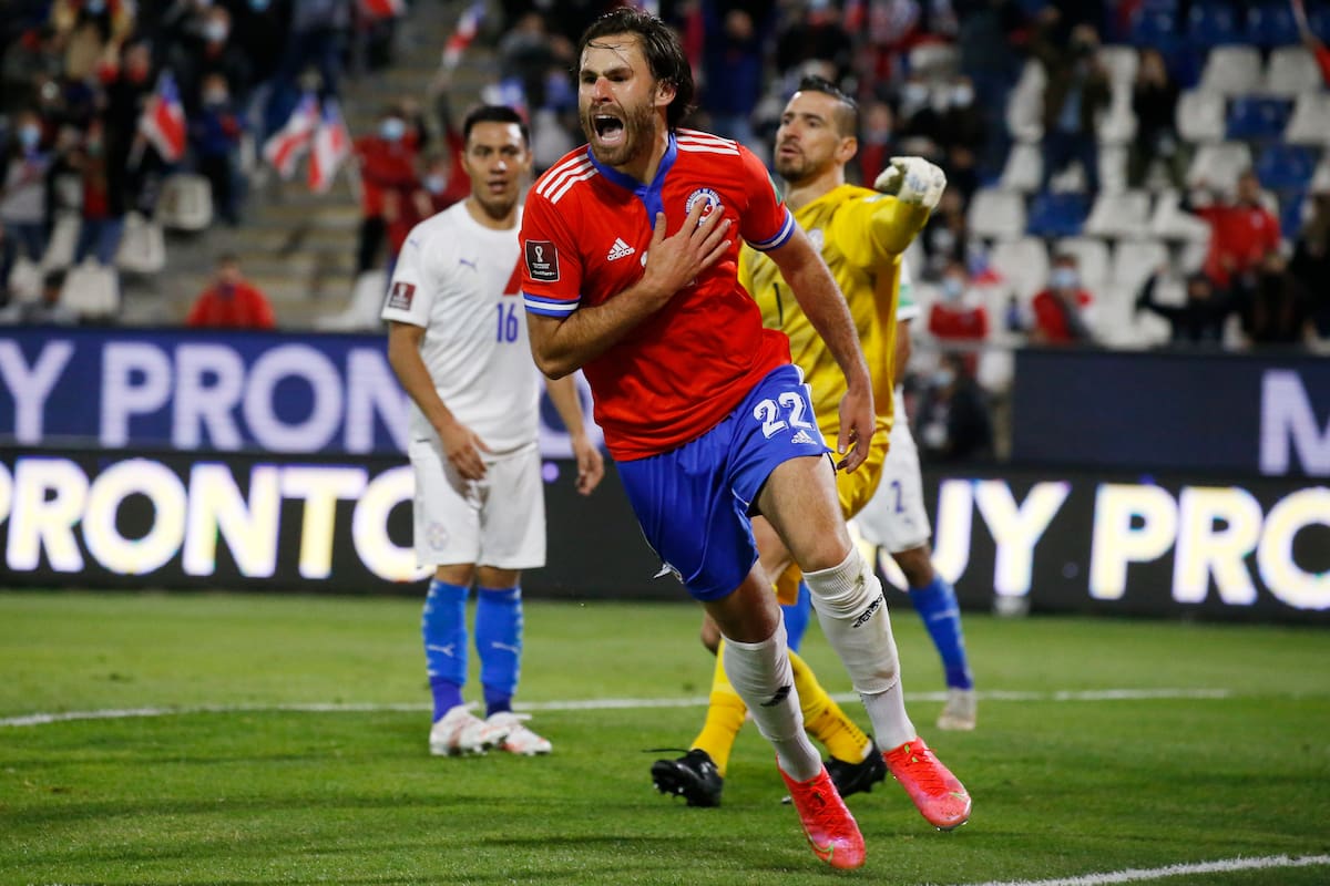 El delantero con la camiseta de La Roja. Foto: Agencia Aton.