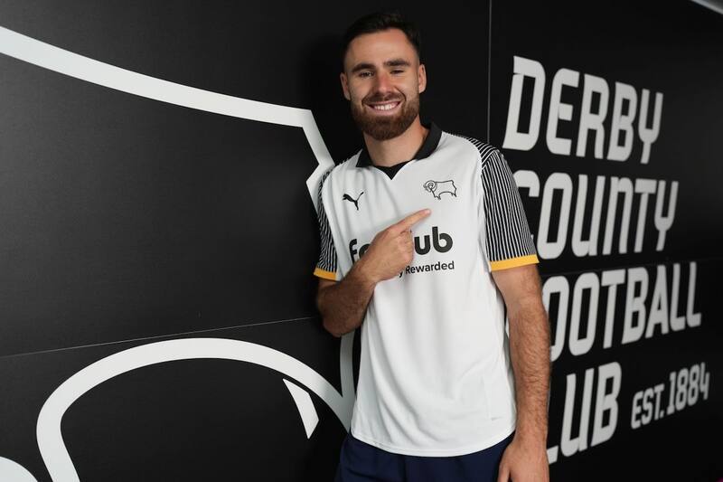 comenzará su nueva aventura en el Championship, ahora con la camiseta del Derby County.