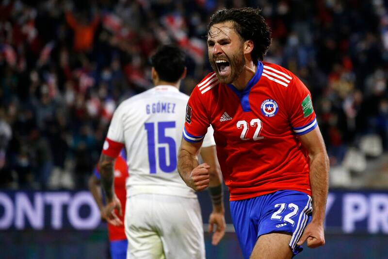El delantero celebra uno de sus goles ante Paraguay en las Clasificatorias para Qatar 2022. Foto: Aton.