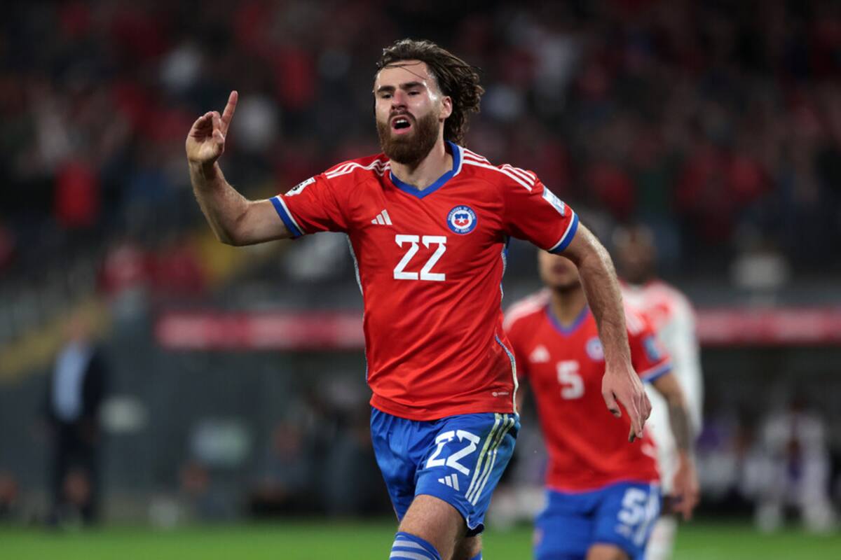 El delantero de La Roja puede seguir su carrera en la Premier League. Foto: Aton.