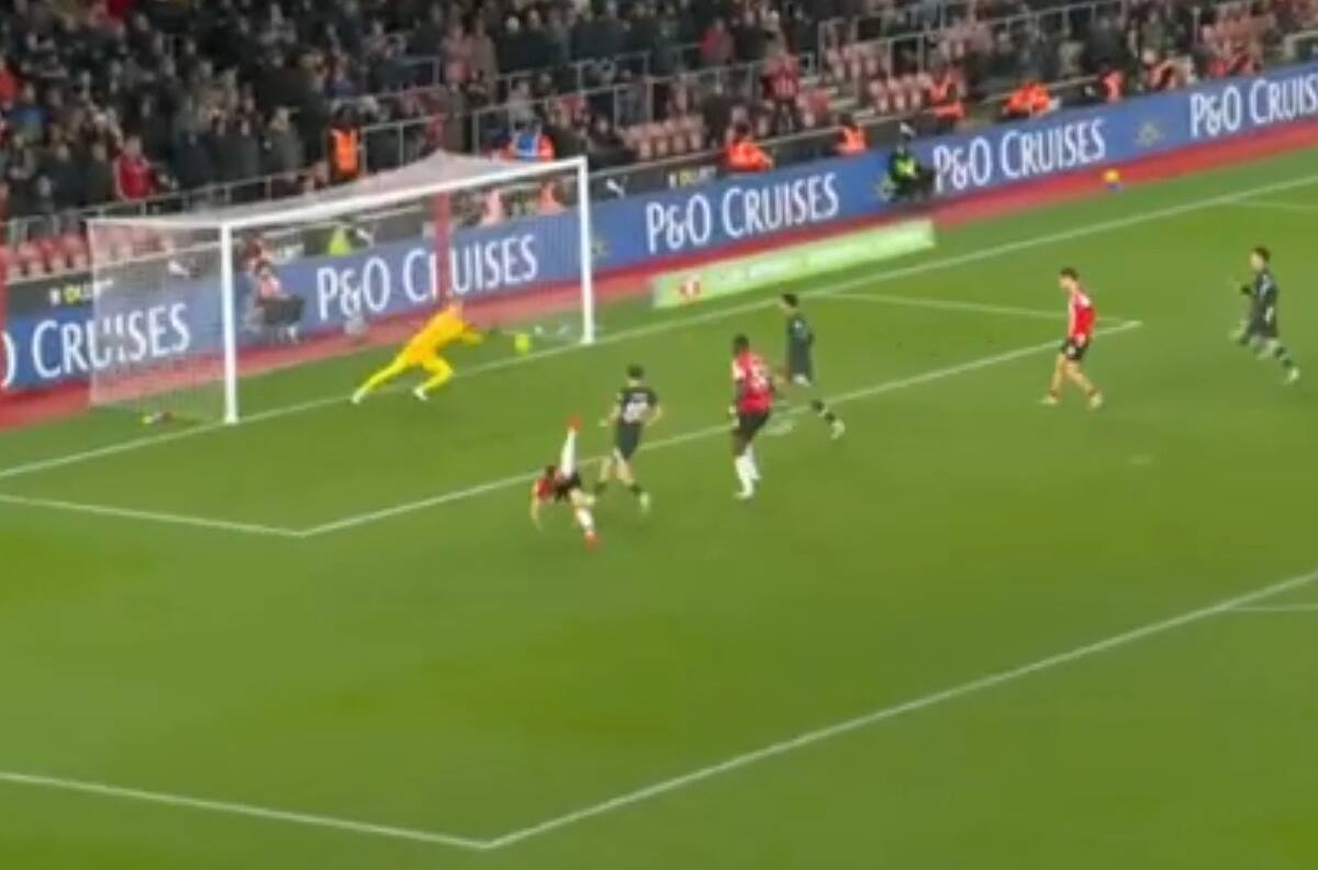 Ben Brereton ingresó en los minutos finales ante Liverpool y estuvo a centímetros de convertirse en héroe