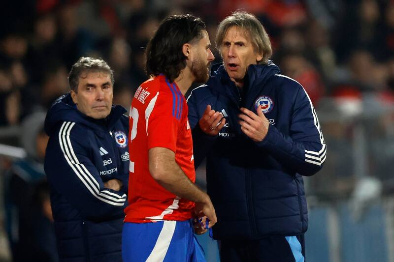 Ben Brereton hablando con Ricardo Gareca.