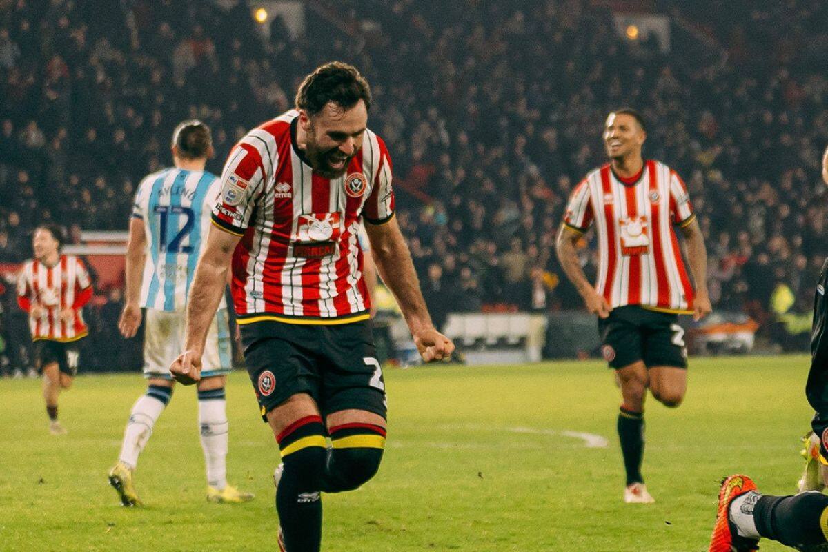 El delantero marcando con el Sheffield.