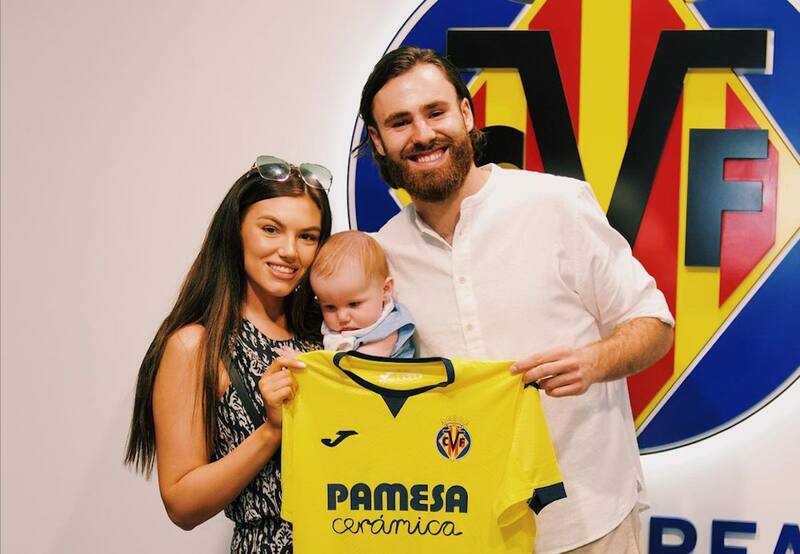 El delantero chileno recibió felicitaciones por parte de sus compañeros en La Roja.