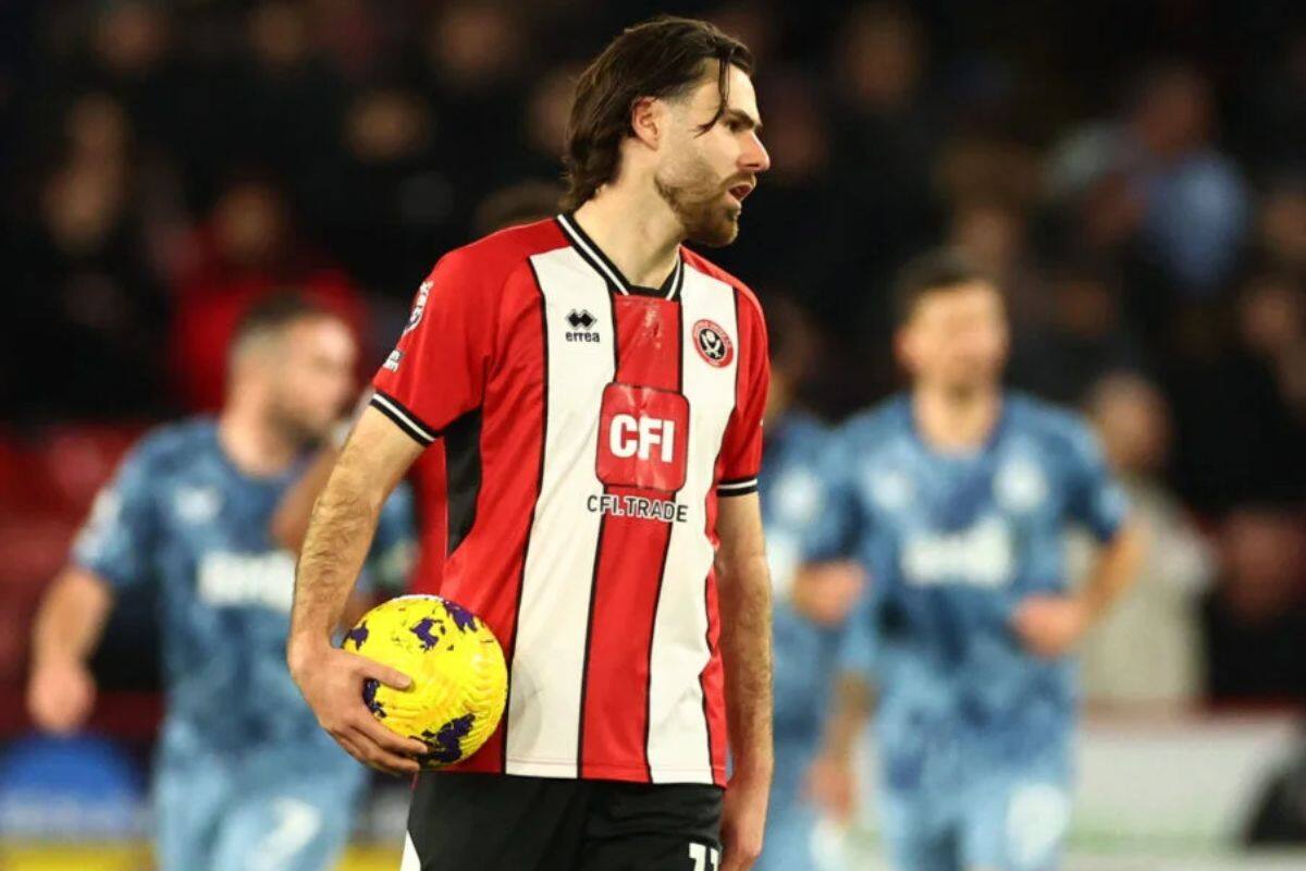con la camiseta del Sheffield United.