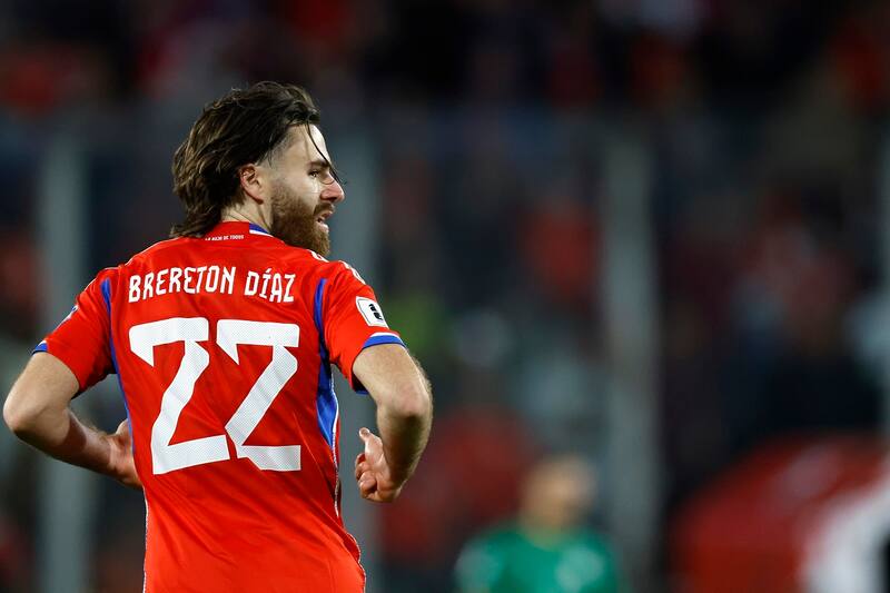 jugando por La Roja en Eliminatorias Sudamericanas. Agencia Aton