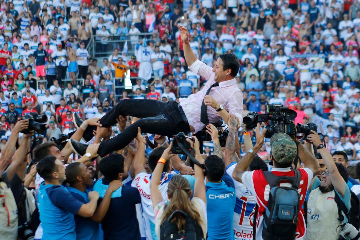Lleva siete años dirigiendo en el extranjero tras la UC, hoy como DT del Eibar en Segunda División de España. Foto: Photosport