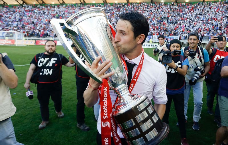 Fue campeón con Católica en 2018 y dirigió a Antofagasta entre 2016 y 2017.