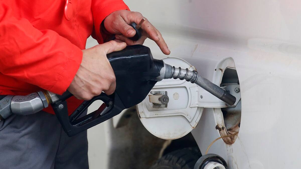 ¿Cómo ahorrar dinero? Estas son las bencineras más baratas de Santiago