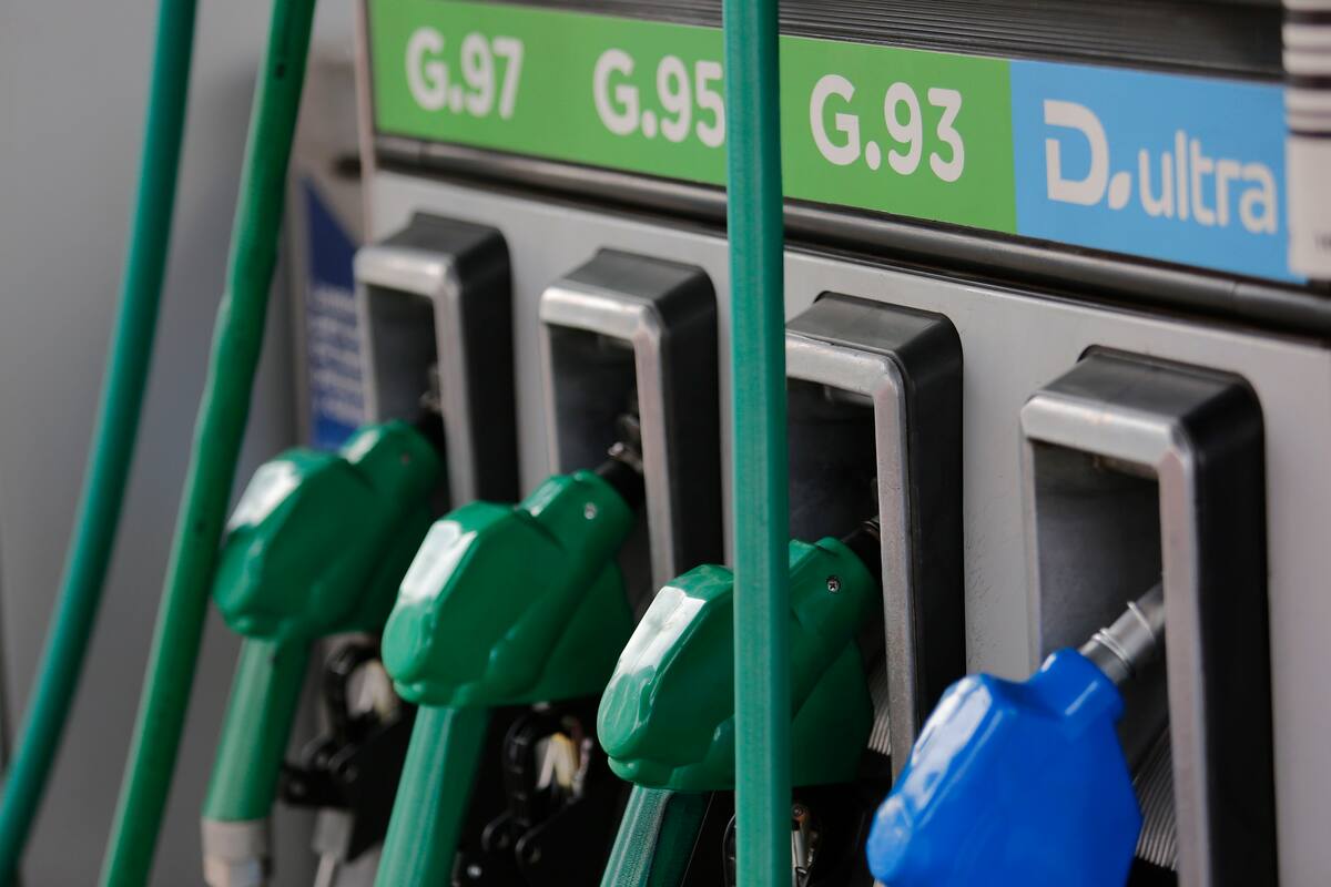 Dueños de bencineras serán multados si venden combustible a vehículos sin placa, según la modificada Ley de Tránsito.
