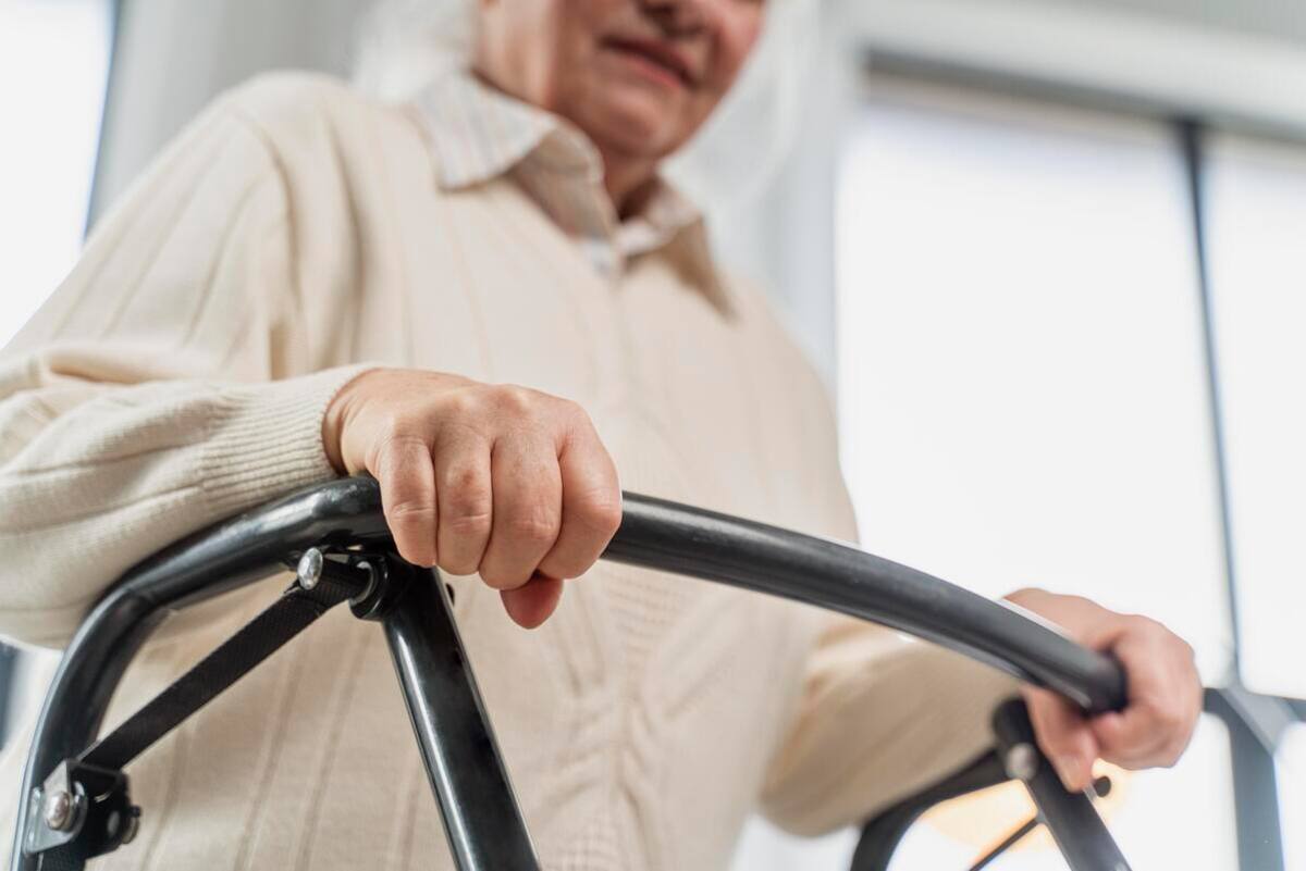 Algunos de los beneficios para adultos mayores y discapacitados aumentaron su valor. Créditos: Freepik.