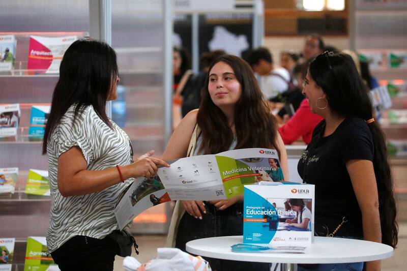 Conoce todas las becas a las que puedes acceder en diferentes comunas. Foto: ATON.