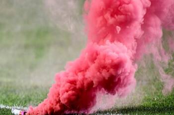 VIDEO | ¿En Europa no pasa? Clásico de Países Bajos se suspende al minuto por fuegos artificiales