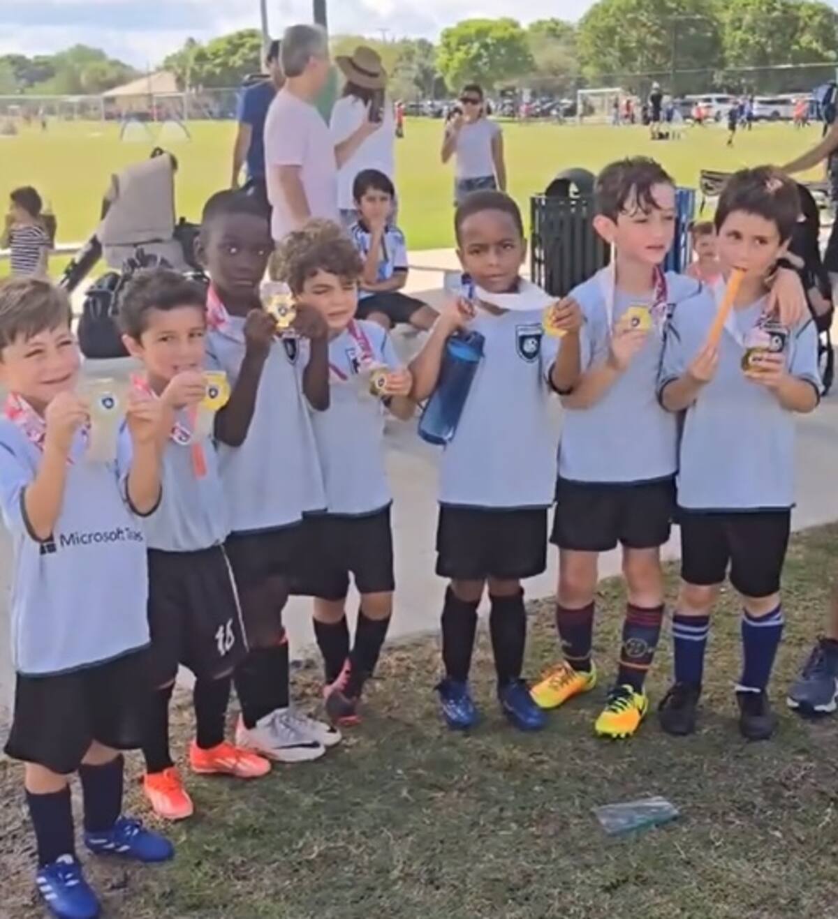 Benjamín Araneda junto a sus compañeros de equipo. Créditos: Instagram