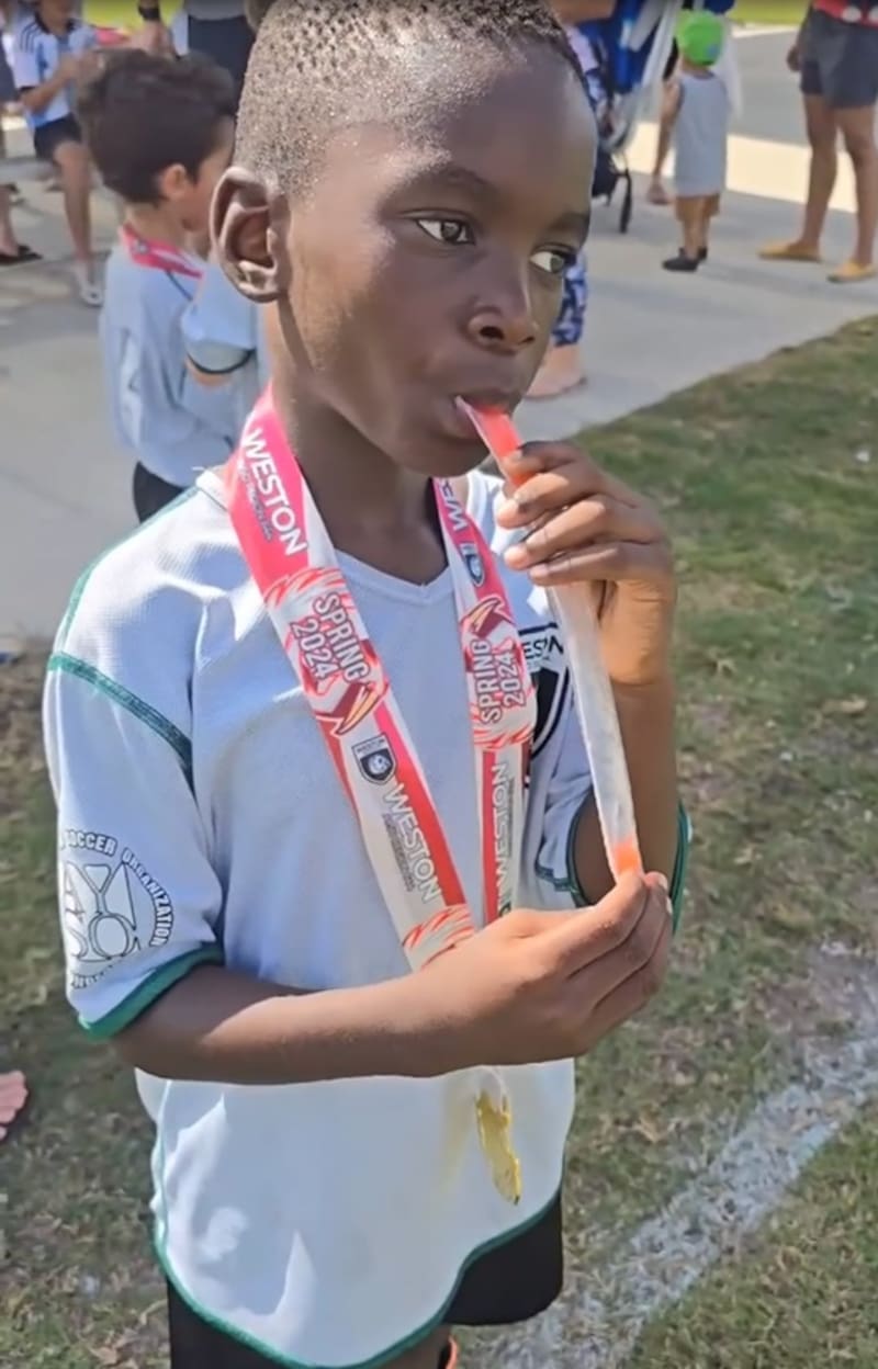 El niño de 6 años recibió todo el apoyo de su papá. Créditos: Instagram