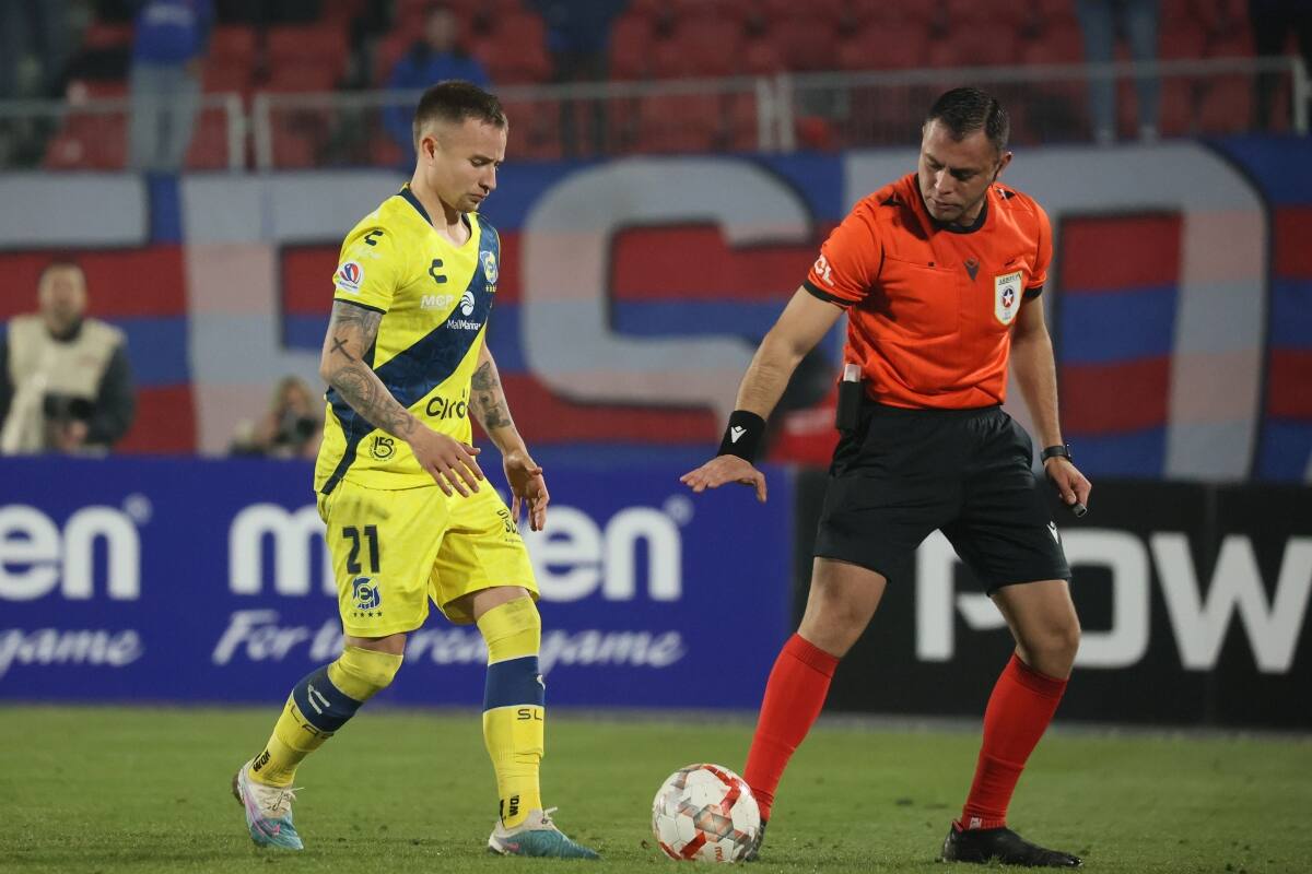 antes de patear el penal ante la U en Copa Chile.