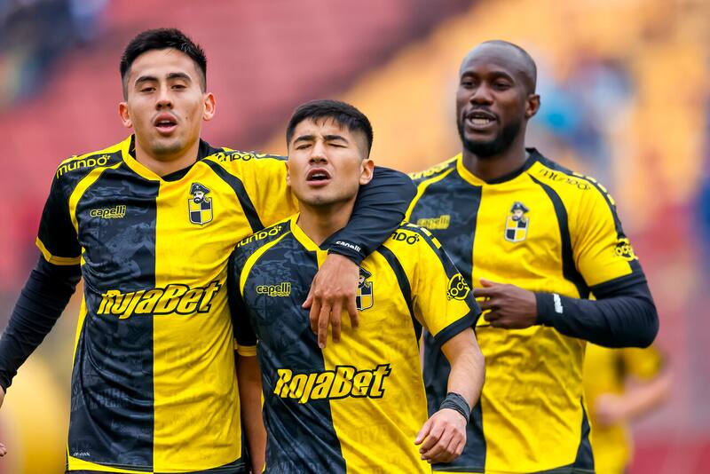 El atacante (al medio) marcó el primero de la goleada 3-0 sobre Católica.