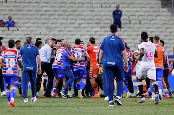 VIDEO | Hasta debió intervenir la policía: Kuscevic fue expulsado tras feroz trifulca en Brasil