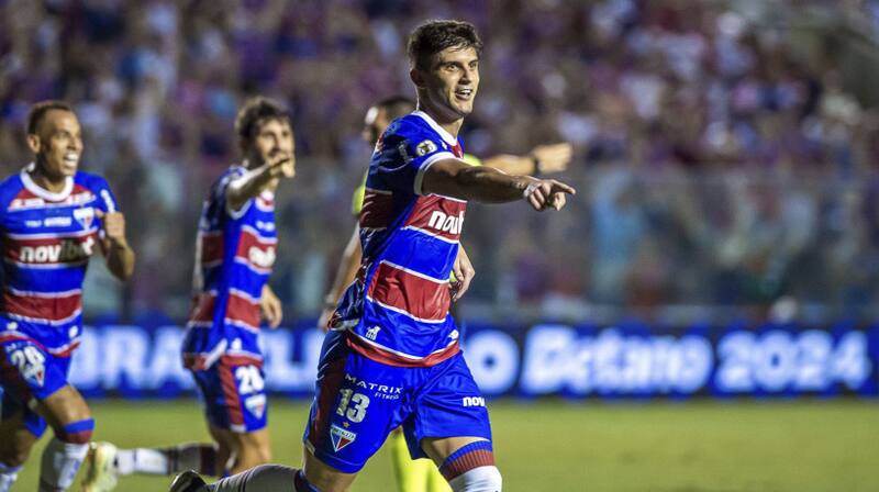 maravilló a la hinchada del Fortaleza y podría ampliar su préstamo el próximo año, ya que tiene contrato en Curitiba hasta fines de 2026.
