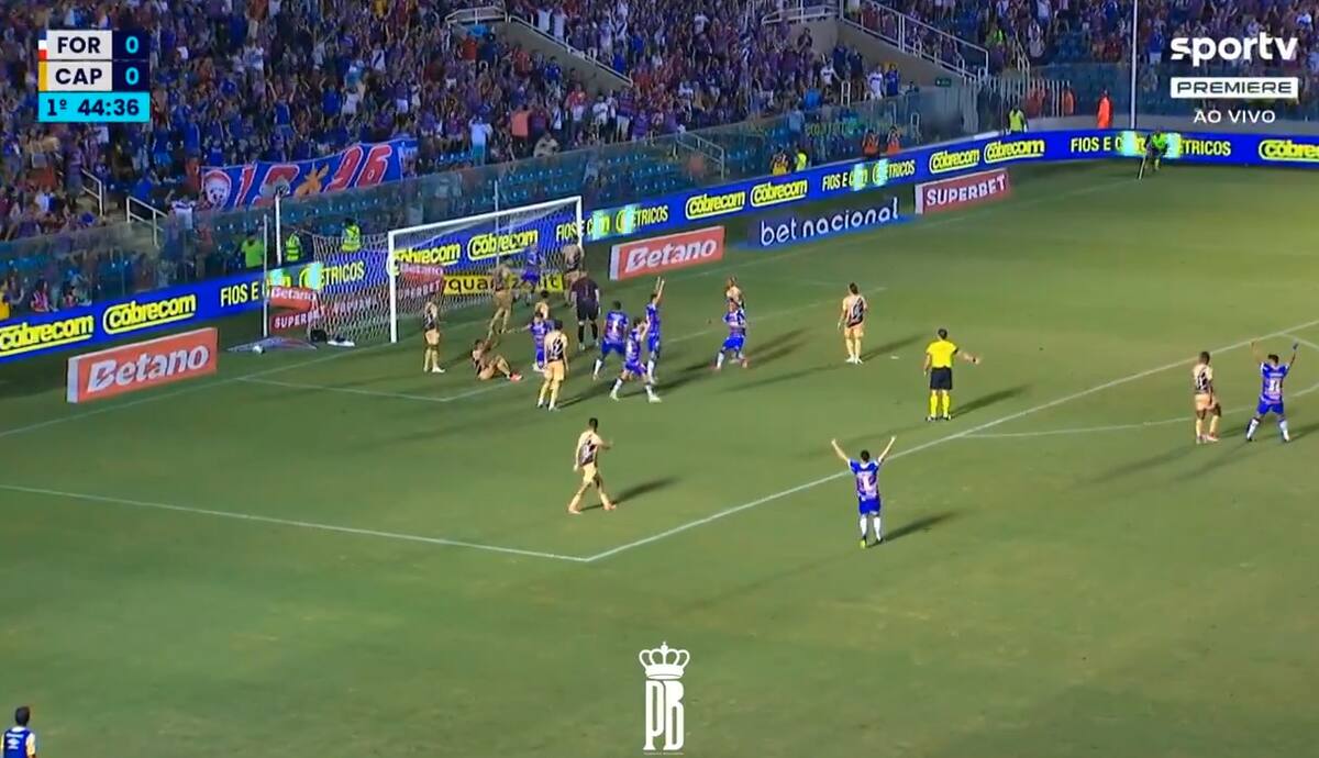 le ganó a todos por arriba y marcó para Fortaleza.