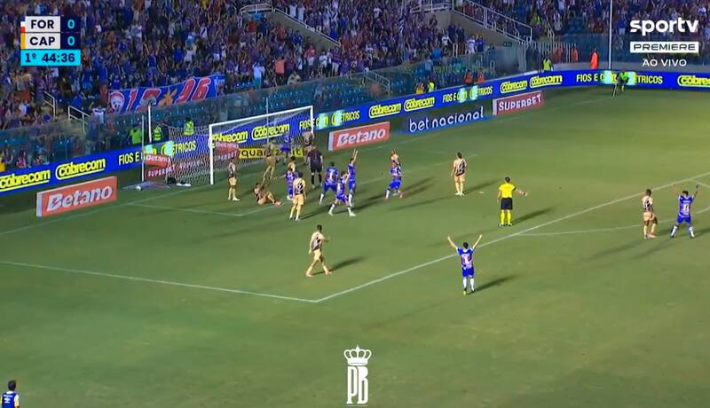 le ganó a todos por arriba y marcó para Fortaleza.