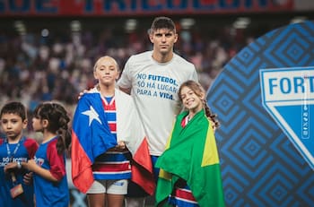 Notable: Benjamín Kuscevic y Fortaleza dedicaron emotivo homenaje a hinchas de Colo Colo fallecidos