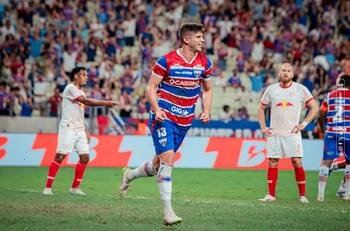 De palomita: Benjamín Kuscevic se lució con este gol en la victoria de Fortaleza