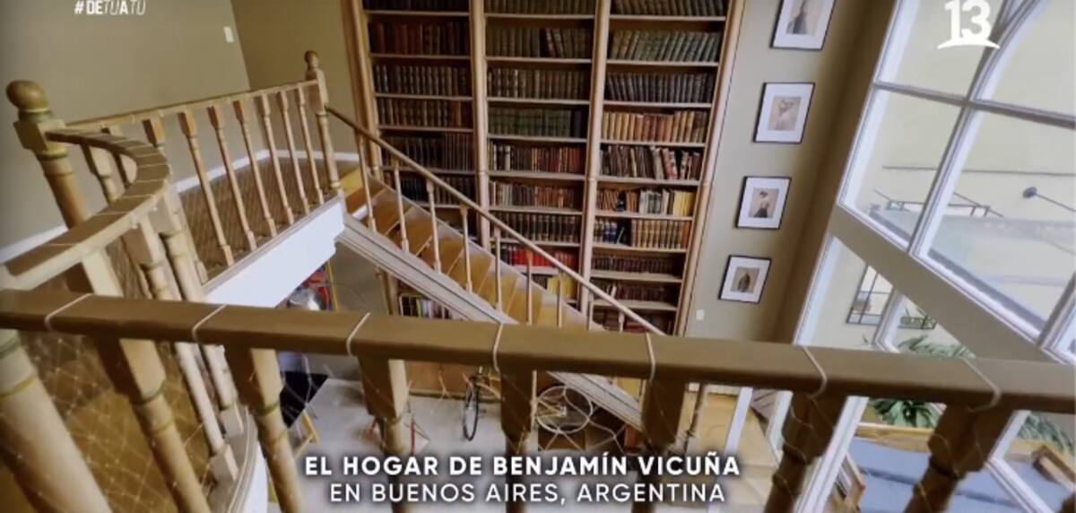La gran librería de su casa. Créditos: Canal 13.