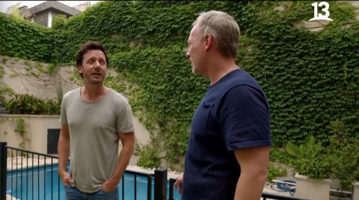 En su patio tiene una piscina. Créditos: Canal 13.