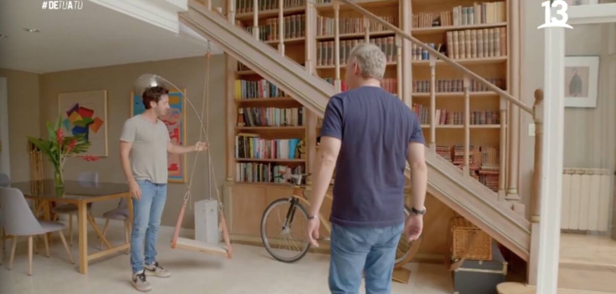 Su biblioteca con premios, una bicicleta y columpio para los menores. Crédtios: Canal 13.