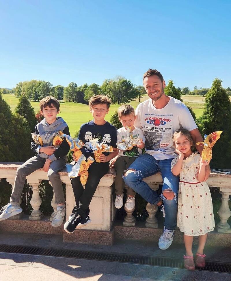 Enterneció las redes con tierna postal junto a sus retoños / Instagram