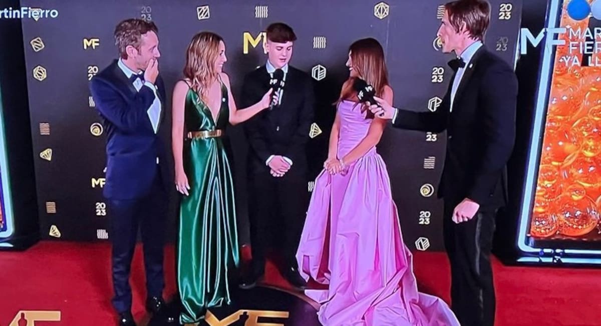 Benjamín Vicuña, Bautista Vicuña y Pampita en la alfombra roja de los premios Martín Fierro 2023. Foto: Instagram.