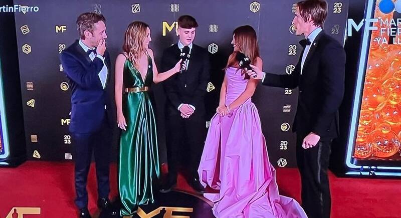 Benjamín Vicuña, Bautista Vicuña y Pampita en la alfombra roja de los premios Martín Fierro 2023. Foto: Instagram.