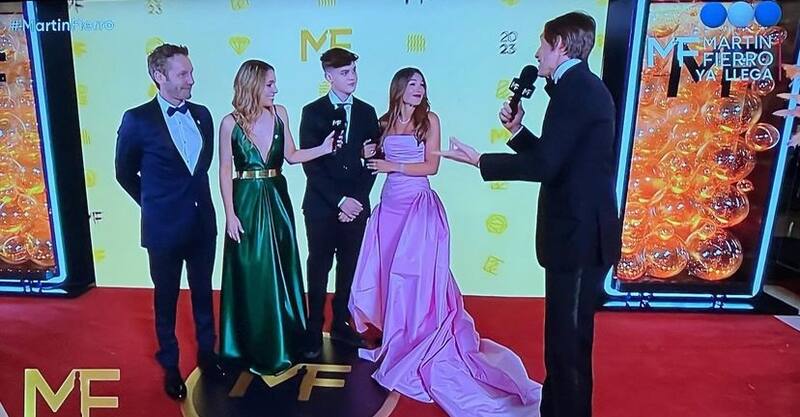 Benjamín Vicuña, Bautista Vicuña y Pampita en la alfombra roja de los premios Martín Fierro 2023. Foto: Instagram.
