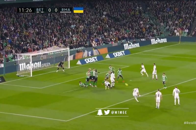 El delantero francés batió a Claudio Bravo, pero el gol fue anulado por el VAR.