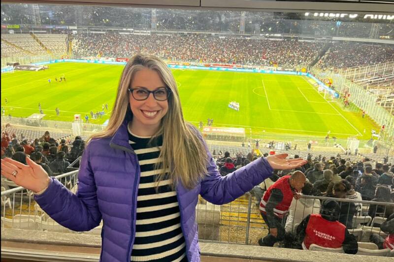 La embajadora de Estados Unidos en Chile estuvo en el Estadio Monumental.